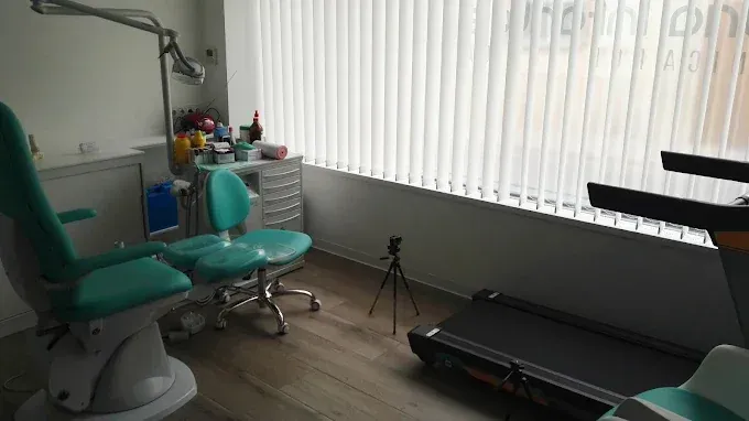 Vista de la sala de la Clínica Podológica Nuria Infantes con la cinta de correr y el equipamiento para estudio biomecánico y podología deportiva.